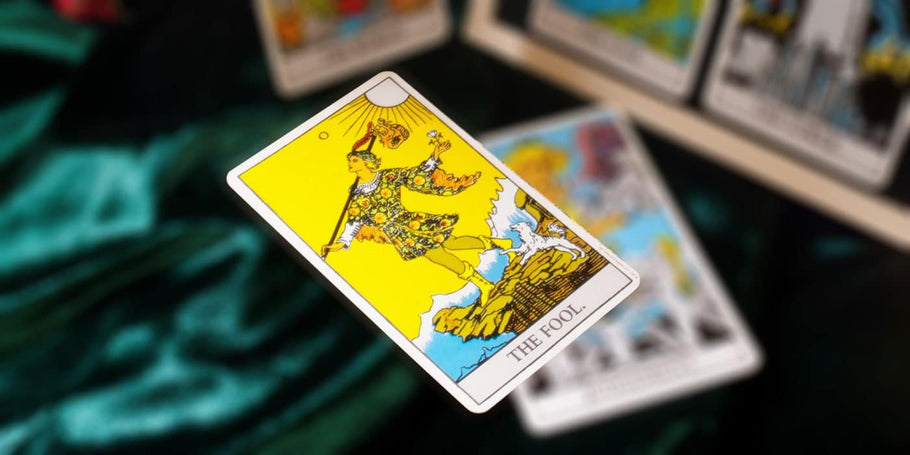 De lessen, adviezen en symboliek van de tarot kaart de Dwaas en wat je kunt doen wanneer deze kaart verschijnt in een reading